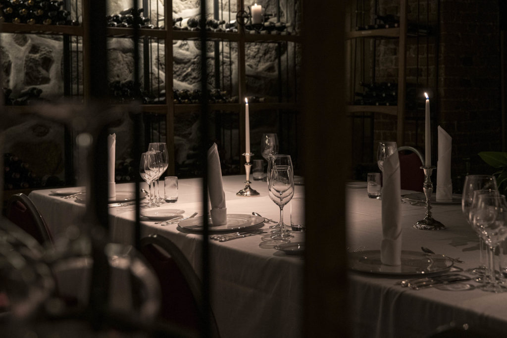 Set table in the winecellar. Foto: Thorsland