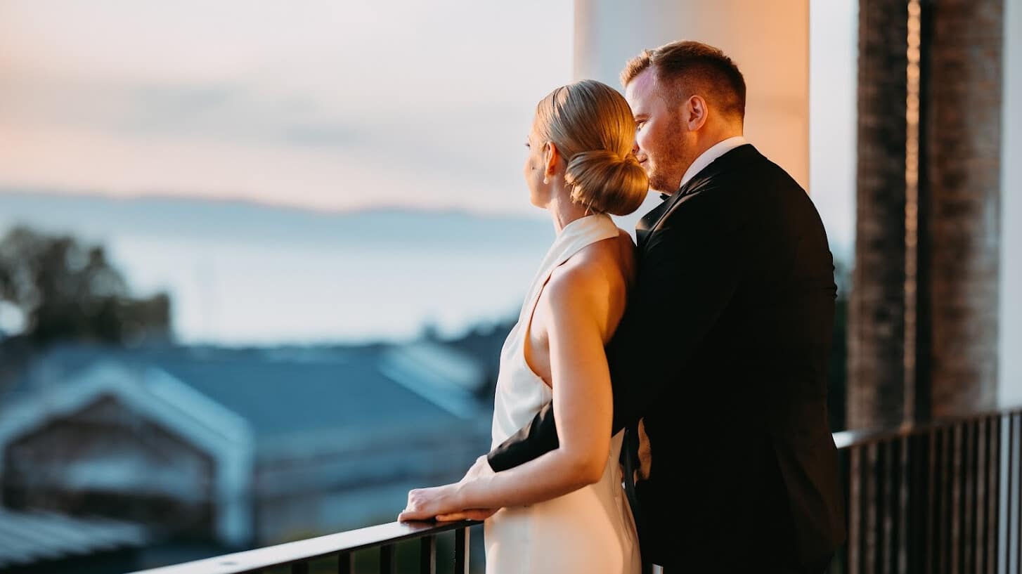 Brudepar på terrasse med utsikt over Oslofjorden ved Refsnes Gods.