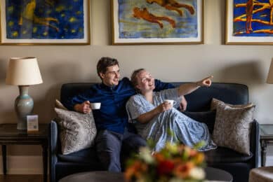 Par som koser seg på hotellrommet på Refsnes Gods kunsthotell Jeløya, omgitt av moderne kunst og herskapelig atmosfære.