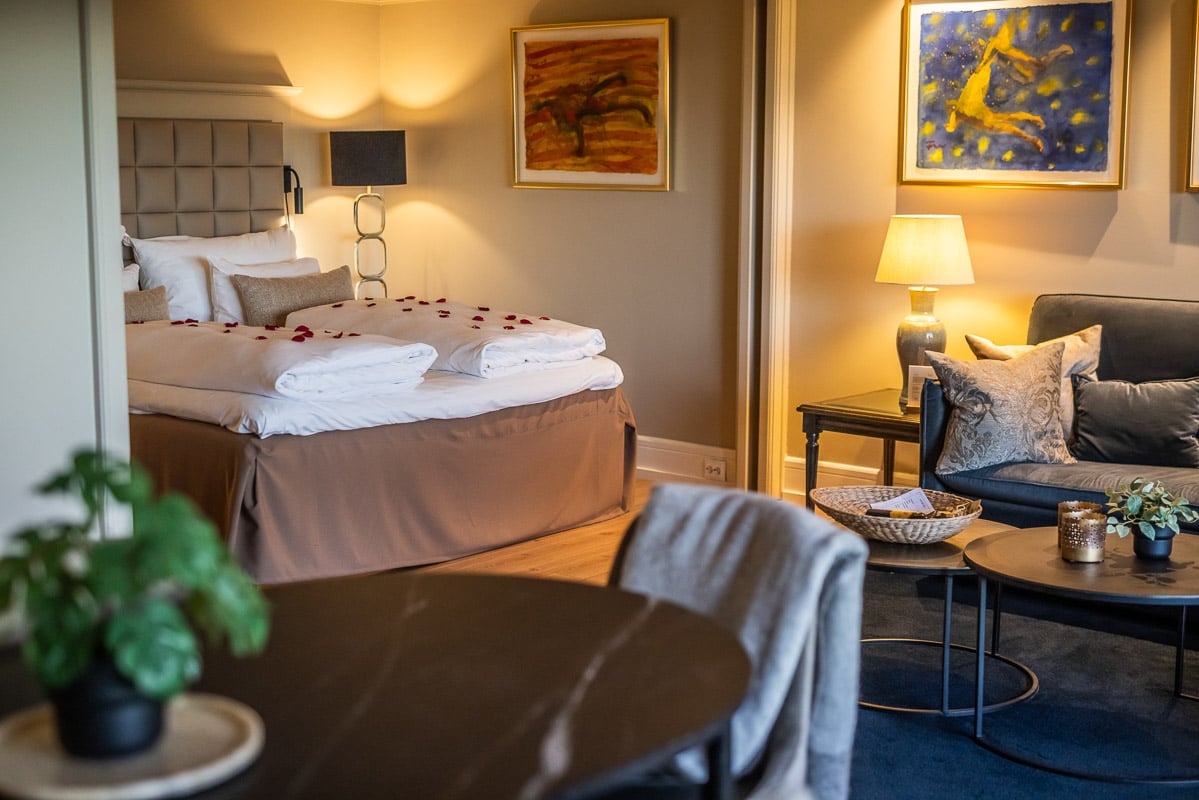 Suite på Refsnes Gods kunsthotell ved Oslofjorden, innredet med kunst og komfort.
