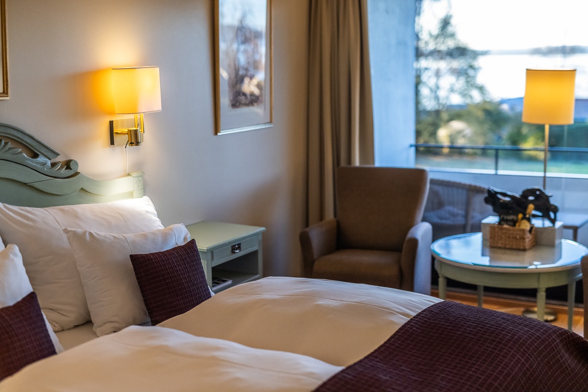 Elegant dobbeltrom på Refsnes Gods hotell Moss, med varme tekstiler og avslappende atmosfære.