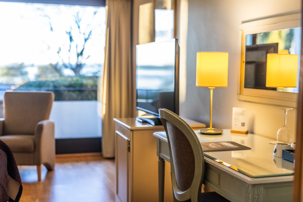 Arbeidspult og vindu på Refsnes Gods hotell i Moss – ideelt for ro og inspirasjon under oppholdet.