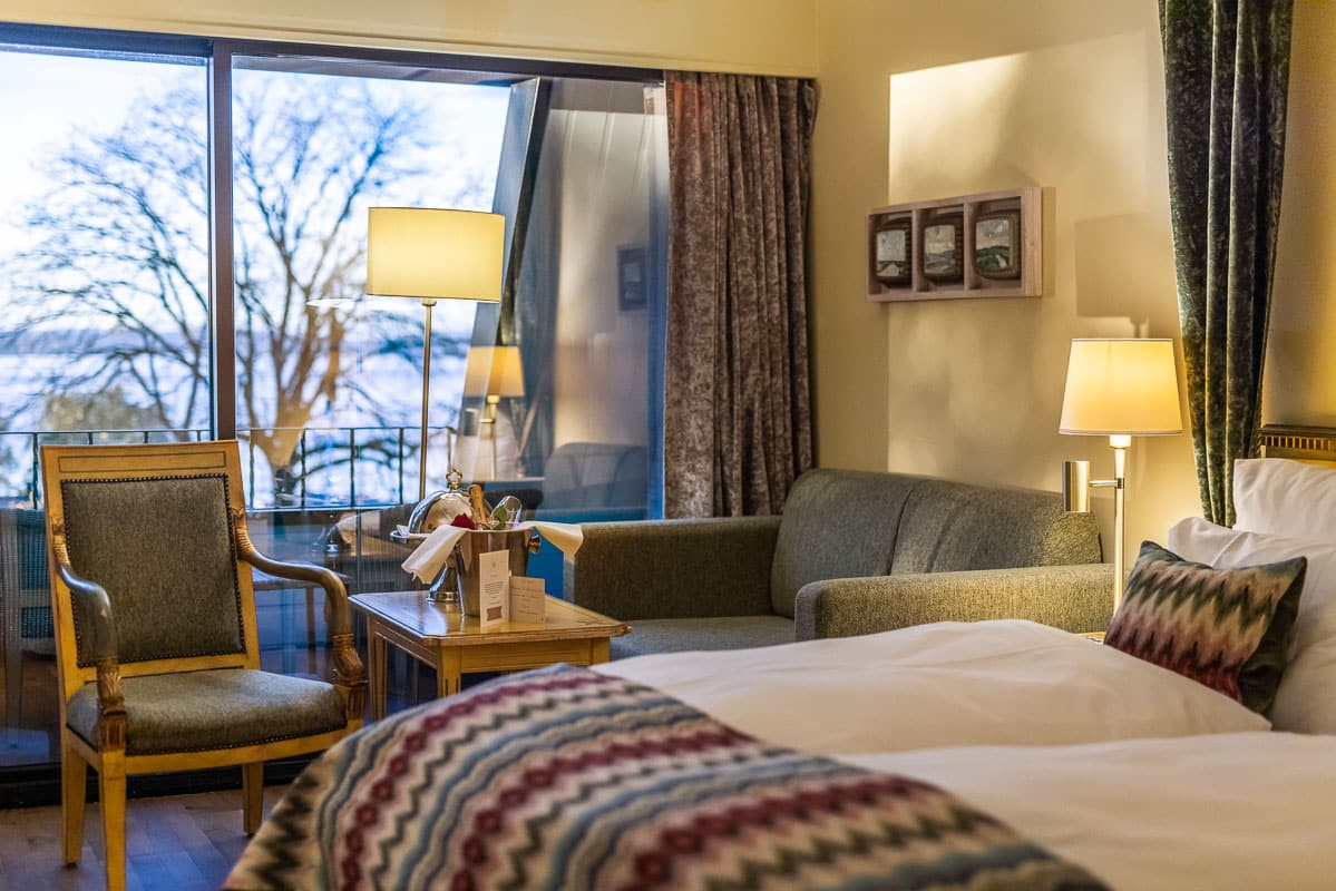 Hotellrom på Refsnes Gods med utsikt mot Oslofjorden og vakker natur.