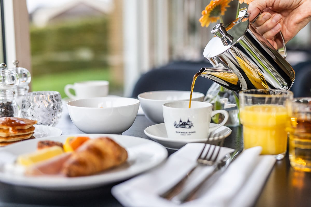 Frokostservering på Refsnes Gods i Moss – historisk hotell fra 1767 med vinterhage og utsikt over hagen.