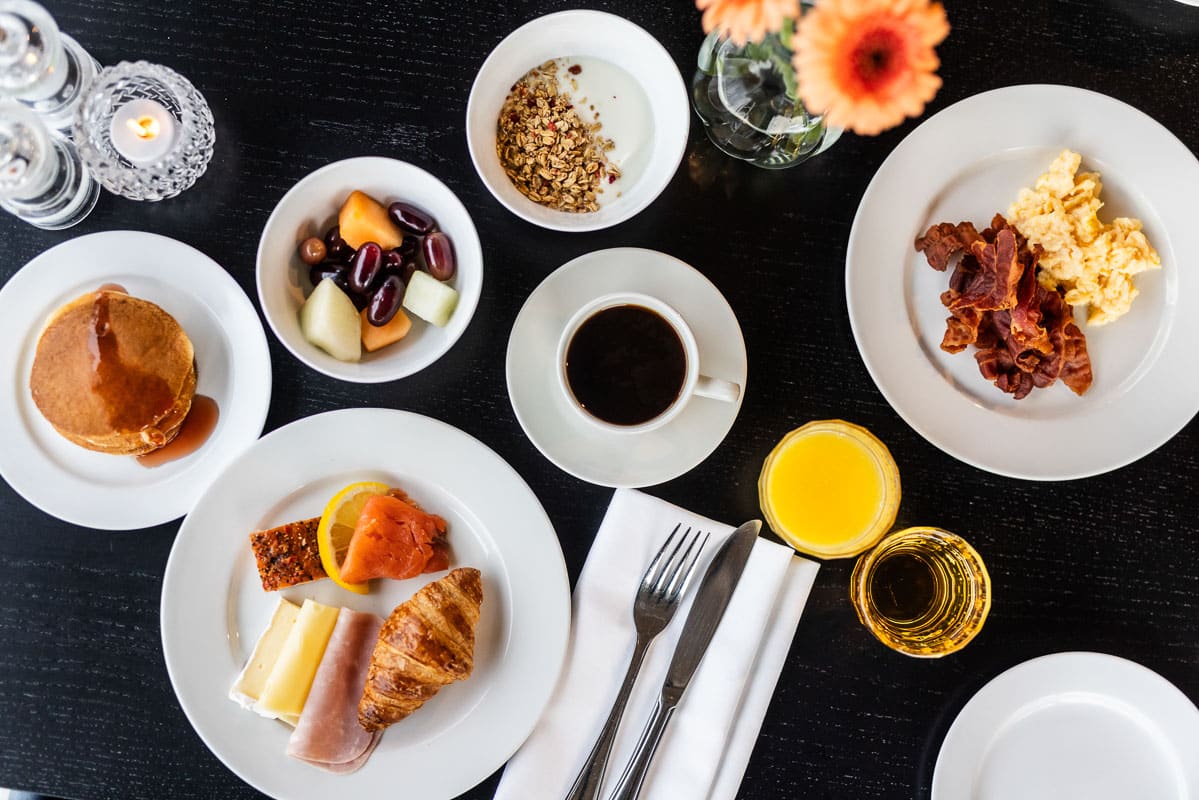 Frokostservering på Refsnes Gods i Moss – hotell fra 1767 ved Oslofjorden, kjent for delikate frokostretter og hjemmelaget preg.