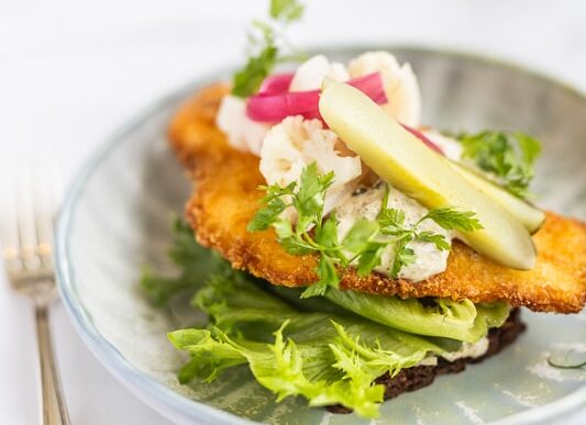 Wienerschnitzel fra Restaurant Munch på Refsnes Gods i Moss – hotell kjent for klassiske retter og ekte håndverk.