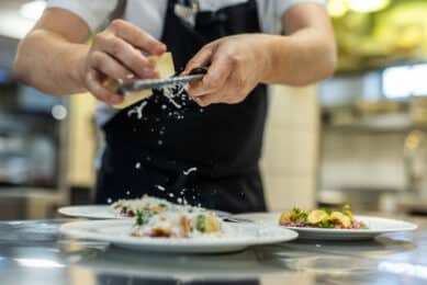 Kokk anretter mat på kjøkkenet ved Restaurant Munch, Refsnes Gods i Moss – hotell kjent for kvalitet og matkunst.