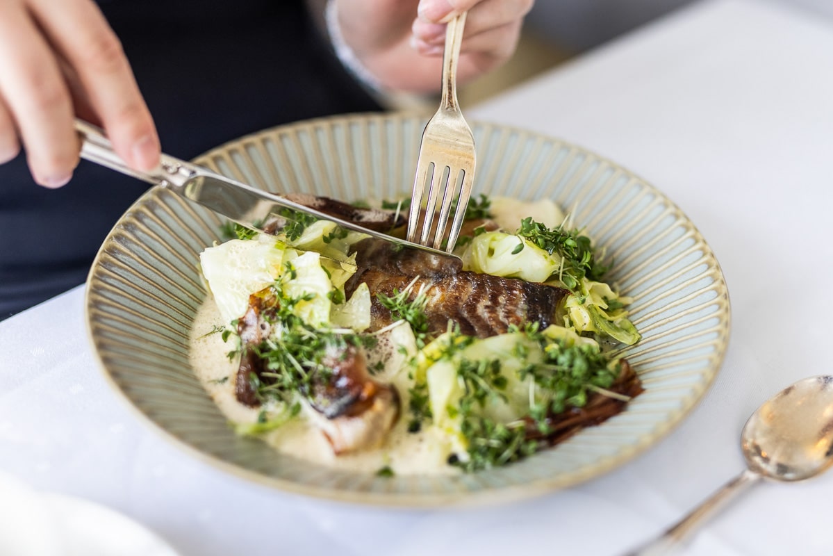 Fiskerett fra Restaurant Munch på Refsnes Gods i Moss – hotell ved Oslofjorden kjent for sjømat og klassisk matopplevelse.