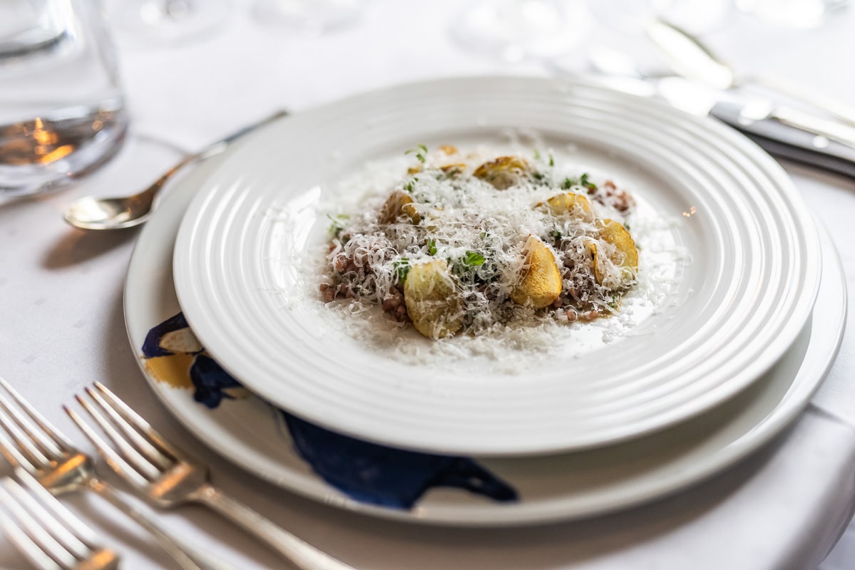 Forrett fra Restaurant Munch på Refsnes Gods i Moss – hotell kjent for klassiske retter og moderne eleganse.