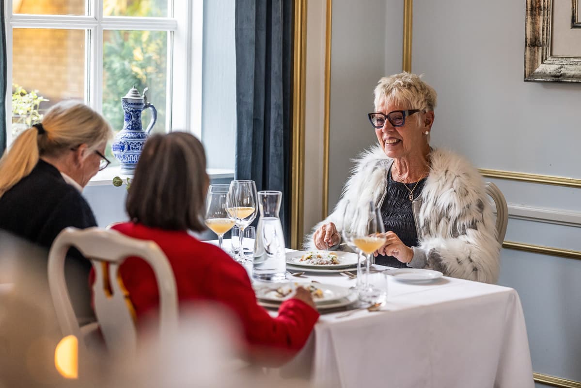 Gjester nyter måltid på Refsnes Gods i Moss – herskapelig hotell ved Oslofjorden med klassisk servering og personlig vertskap.