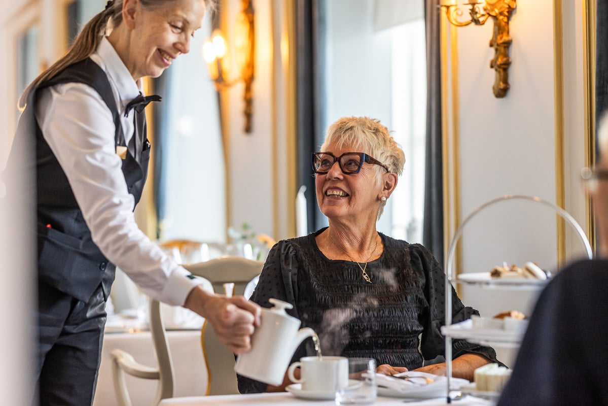 Servitør heller te for gjest under Afternoon Tea på Refsnes Gods i Moss.