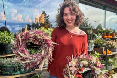 Synne fra Råde Blomster viser frem håndlagde blomsterkranser til kransekurs.